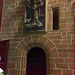 Catedral de Pamplona: Puerta con escultura.