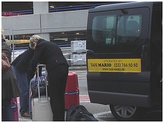 Brussels airport taxi -  Taxi à l'aéroport de Bruxelles -19-10-2008 - Taxi Mario et Mature blonde.