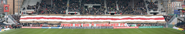 Panoramafoto FC St. Pauli, Südkurve mit Blockfahne beim Spiel gg. Greuther Fürth