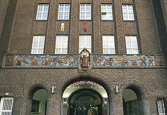 Rückseite des Bahlsen Gebäudes mit Kinderfries