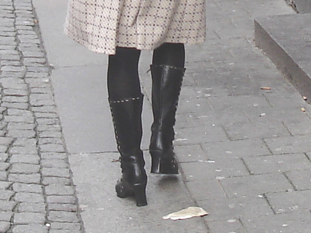 Barber's shop black Swedish Lady in chopper heeled boots -  Helsinborg , Sweden  / Suède  -  22-10-2008