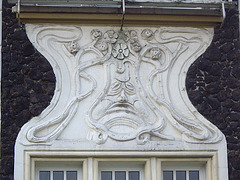 Detail zwischen Fenstern am Jugendstilhaus