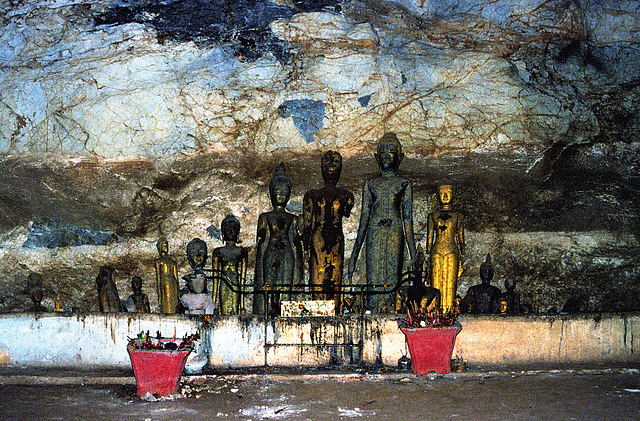 Buddha images in the Tham Theung (upper cave)