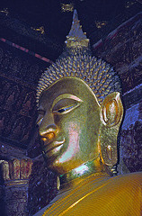 Buddha statue inside the Wat Xieng Thong