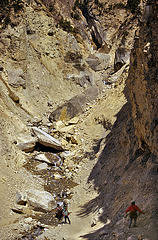 Steep way down the GhamiLa (pass) 3520 m