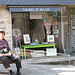 antaux Art-galerio en Auray, Francio=in front of an Art-gallery in Auray, France_2012.05