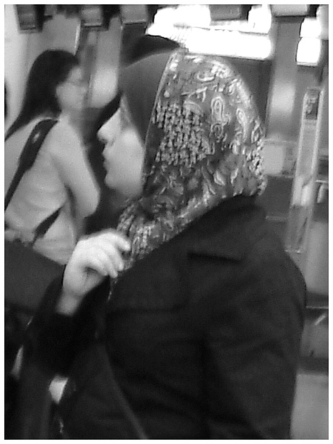 Jolie Dame Islamique embrouillée / Blurry pretty Islamic Lady -  Brussels airport /  Aéroport de Bruxelles - Noir et blanc - B & W.