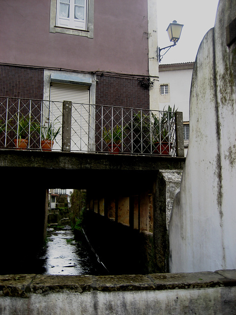 Coimbra (area), Lorvão, there is a creek under the house