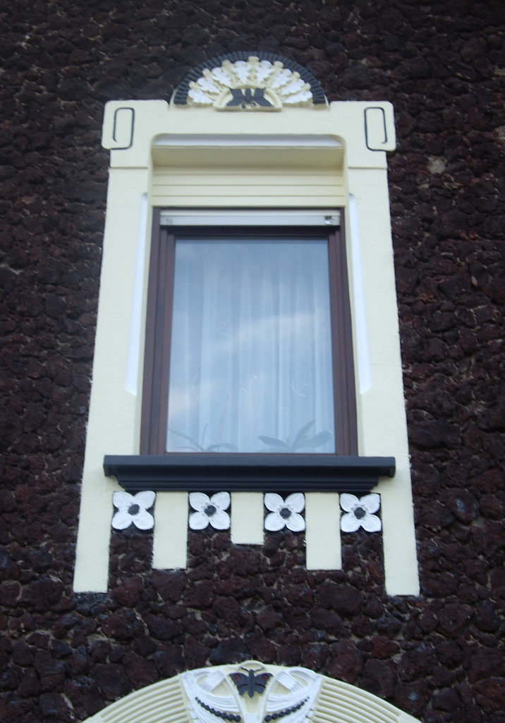 Fenster in Lavalithfassade in Bentorf