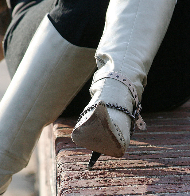 Rachel in her boots - Heel pivot and sole exposure /  Avec permission /  With permission