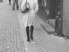Barber's shop black Swedish Lady in chopper heeled boots -  Helsinborg , Sweden  / Suède  -  22-10-2008-  Photofiltrée en Noir & blanc