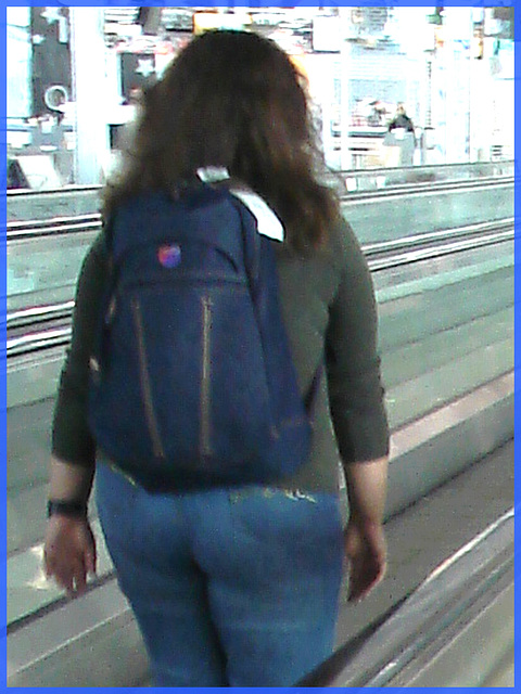 Chubby bum Lady in jeans   /   Jeune Dame dodue en jeans au postérieur attirant  - Brussels airport.
