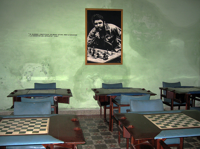 Che Plays Chess