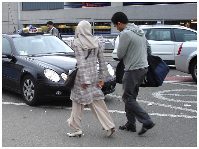 Élégance Islamique et Talons Hauts - Islamic podoerotic elegance-  Brussels airport -19-10-2008