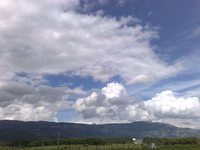 Nubes sobre la sierra Tajonar