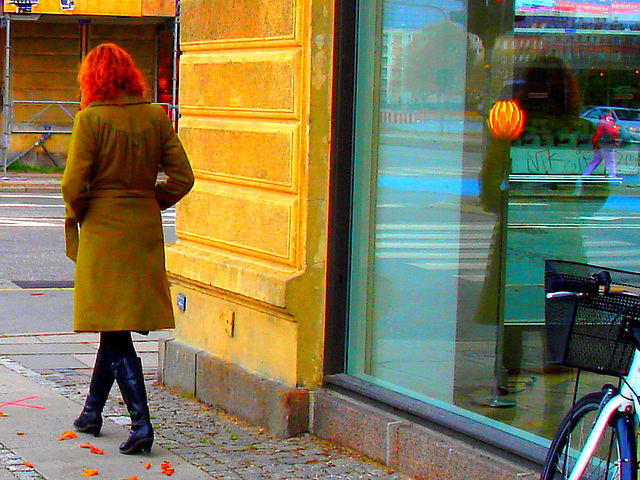 Arkitekter readhead Lady in sexy boots -  Copenhagen  /   October 20th 2008. - Reflexions aux couleurs intensifiées.