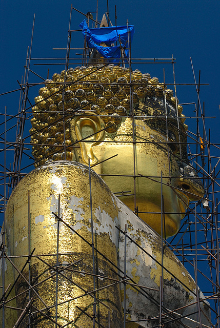 Cleaning and repairing the big image of Lord Buddha