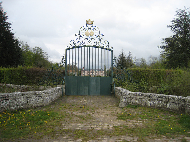 Grand portail du château de Bombon