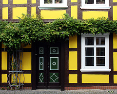 Fachwerkhaus gestrichen in regional typischen Farben
