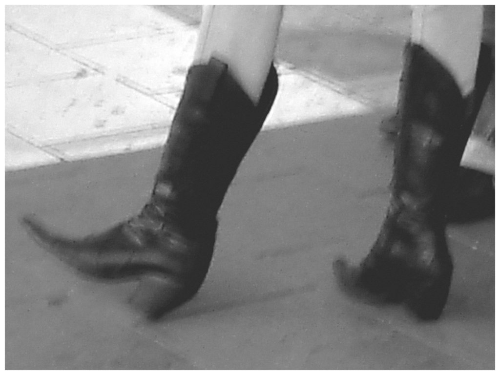 Blonde Booted cowgirl in jeans -  Blonde en bottes de Cowboy - Aéroport de Bruxelles -19-10-2008  - Black & white  /  Noir et blanc
