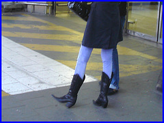 Blonde Booted cowgirl in jeans - Blonde en bottes de Cowboy - Aéroport de Bruxelles / 19 octobre 2008