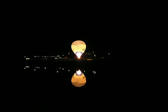 Heißluftballon über der Elbe