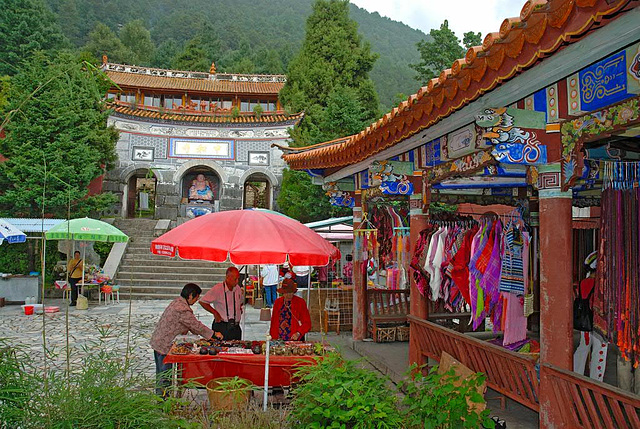 Tourist market in front of the Zhonghe Temple