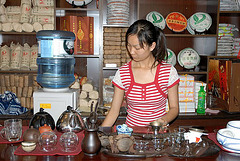 preparing the Chinese tea