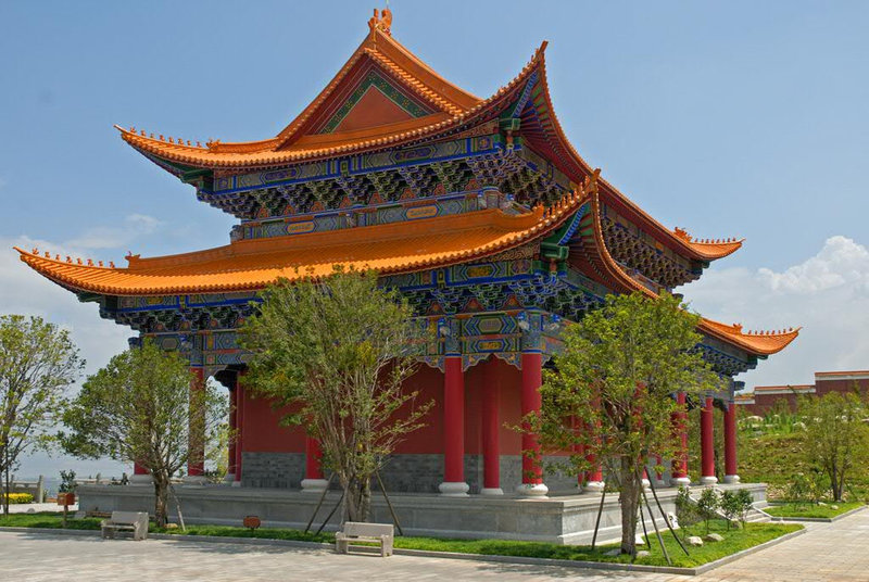 Tempel inside the Three Pagoda Park
