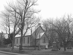 Cimetière et église  / Church and cemetery  -  Ormstown.  Québec, CANADA.  29 mars 2009 - B & W