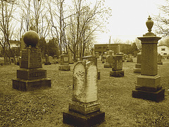 Cimetière et église  / Church and cemetery  -  Ormstown.  Québec, CANADA.  29 mars 2009 - Sepia