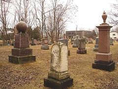 Cimetière et église  / Church and cemetery  -  Ormstown.  Québec, CANADA.  29 mars 2009