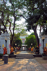 The entrance into the Wat Chalaem Prakiat
