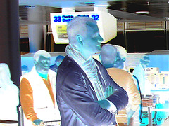 31 check in sexy man -  Élégance masculine - Aéroport Kastrup de Copenhague -20-10-2008- Effet négatif / Negative effect with photofilter