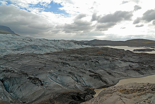 The glacier and the river end in the lake