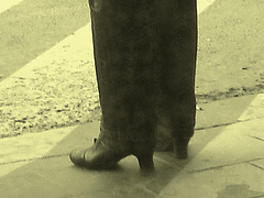 Tall Lady 6 in hammer heeled boots -  Brussels airport   /  19-10-2008 - Bottes sexy à l'ancienne.