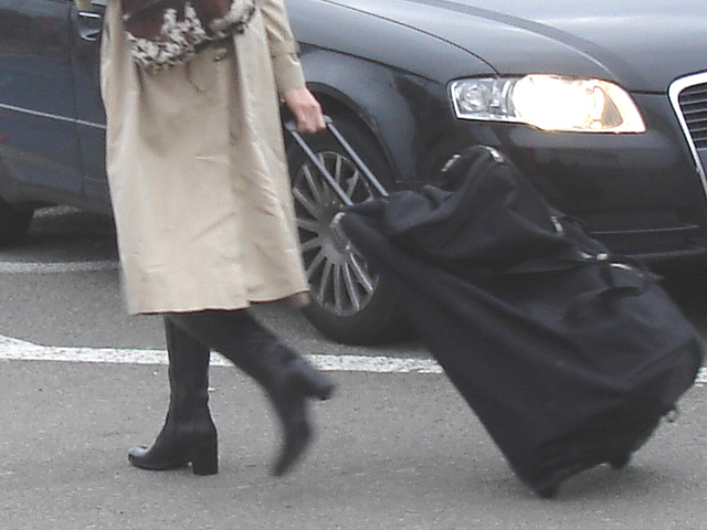 XRU-413 blonde in chunky heeled boots - Brussels airport - 19-10-2008
