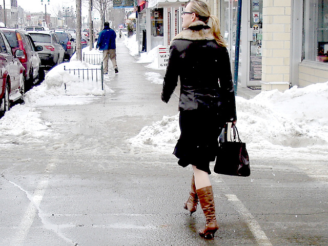 Belle blonde en bottes à talons hauts / Pony tail Booted Blonde with glasses