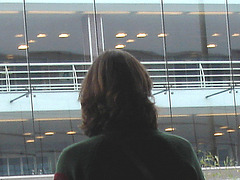Tall Lady 6 in hammer heeled boots -  Brussels airport   /  19-10-2008 - Réflexion et cheveux soyeux