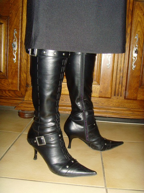 Marie !!!  Bottes à talons hauts et jupe / Leather high-heeled boots - L'originale.