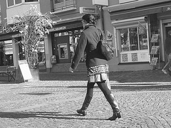 Bankomat Lady in mini denim skirt and Dominatrix SS boots style -  Ängelholm /  Sweden - Suède.  23 Octobre 2008 - B & W