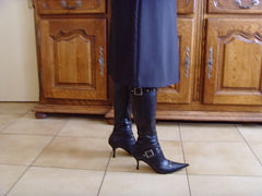 Mon amie M@rie / My friend M@rie - Bottes à talons hauts et jupe longue / High-heeled boots and long skirt . Photo originale