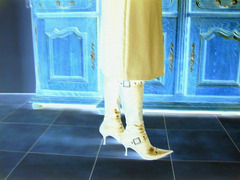 Mon amie M@rie / My friend M@rie - Bottes à talons hauts et jupe longue / High-heeled boots and long skirt . Photofiltrée en négatif.