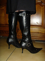 Mon amie M@rie / My friend M@rie - Bottes à talons hauts et jupe longue / High-heeled boots and long skirt . Originale.
