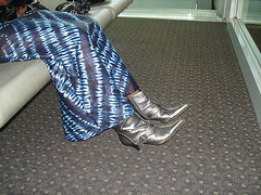 Jolie jeune Dame noire en bottes courtes à talons hauts - Black Lady in short high heeled boots