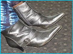 Jolie jeune Dame noire en bottes courtes à talons hauts - Black Lady in short high heeled boots-  Brussels airport- October 19th 2008 - With permission