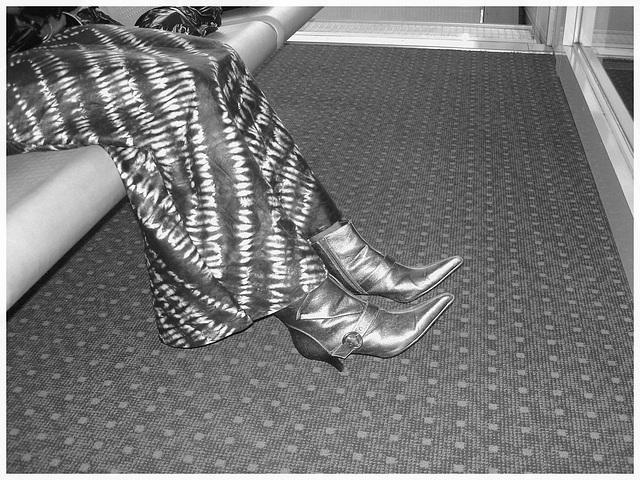 Jolie jeune Dame noire en bottes courtes à talons hauts - Black Lady in short high heeled boots-  Brussels airport- October 19th 2008 - With permission- B & W  / Noir et blanc.