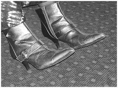 Jolie jeune Dame noire en bottes courtes à talons hauts - Black Lady in short high heeled boots-  Brussels airport- October 19th 2008 - With permission - B & W.