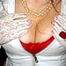 Lady Roxy - Gants et décolleté à admirer - Gloves and breast to drool over with.....