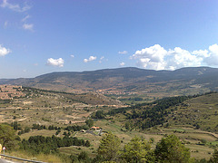 La Vega, con el pico de Gúdar al fondo (Teruel).
